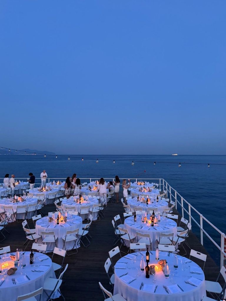 Bagni Sirena - Allestimento tavoli in terrazza
