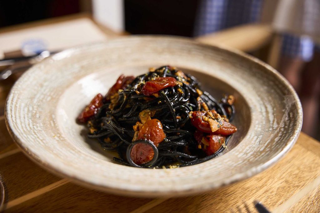 Bagni Sirena - Tagliolini al nero di seppia con ragù di cozze, pomodorini confit, prezzemolo e scorza di limone