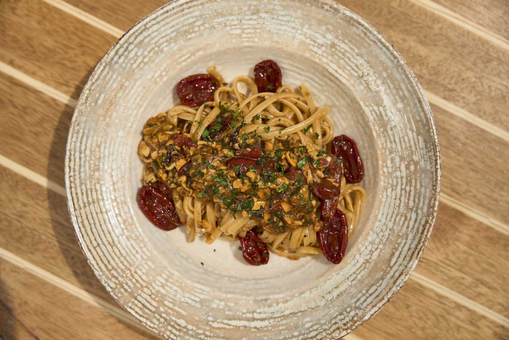 Bagni Sirena - Spaghetti con calamaretti spillo, piselli freschi e julienne di pomodoro sott’olio