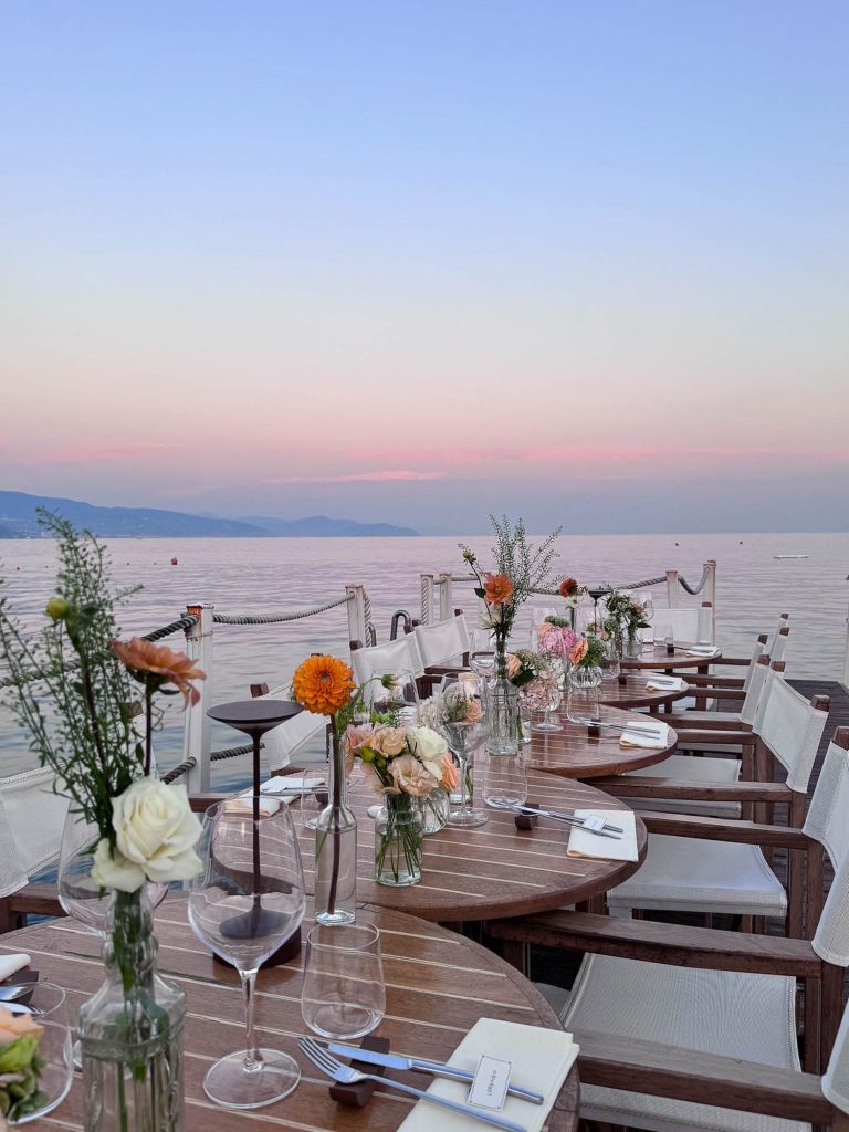 Bagni Sirena-Allestimento floreale per cena sul pontile immerso nel mare di Santa Margherita ligure