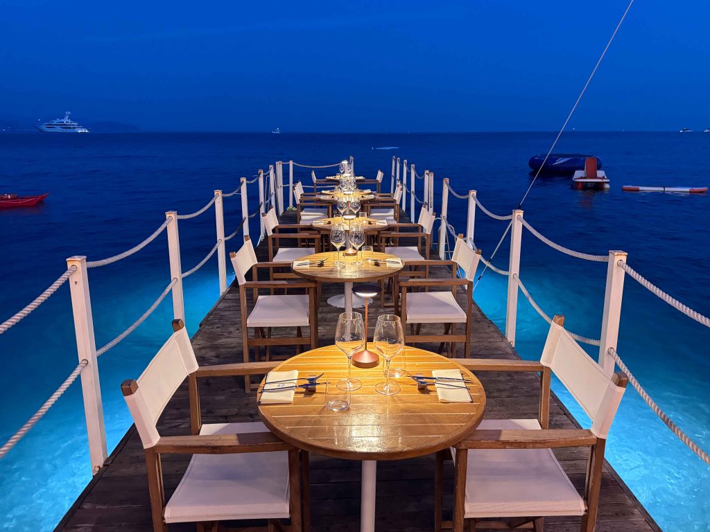 Bagni Sirena-Cena intima sul pontile immerso nel mare di Santa Margherita Ligure