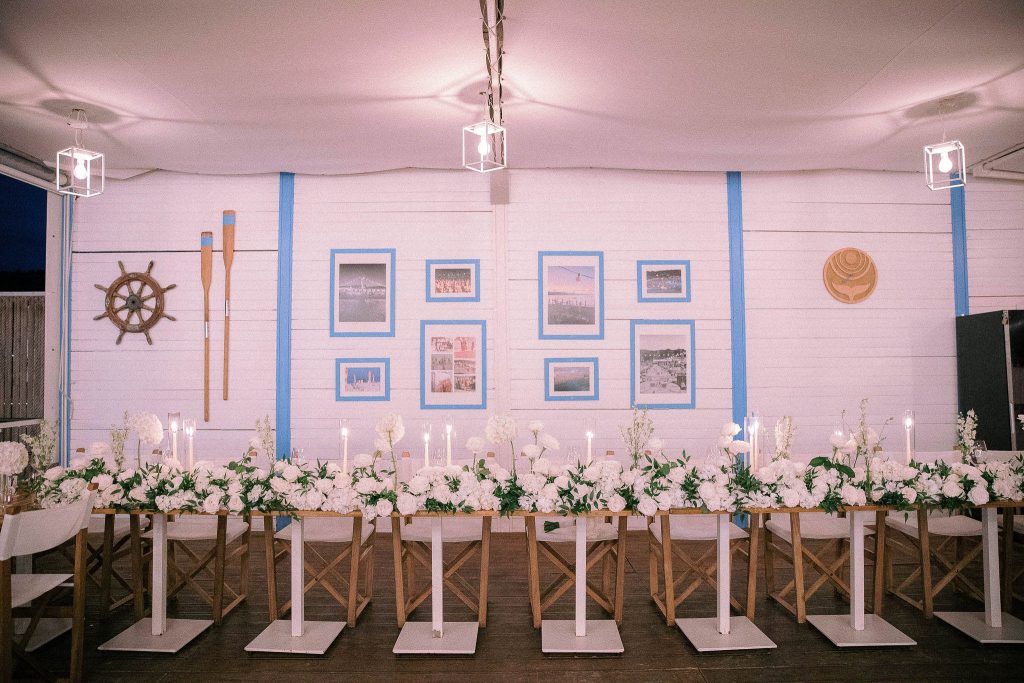 bagni Sirena - Allestimento completo tavoli in veranda per matrimonio