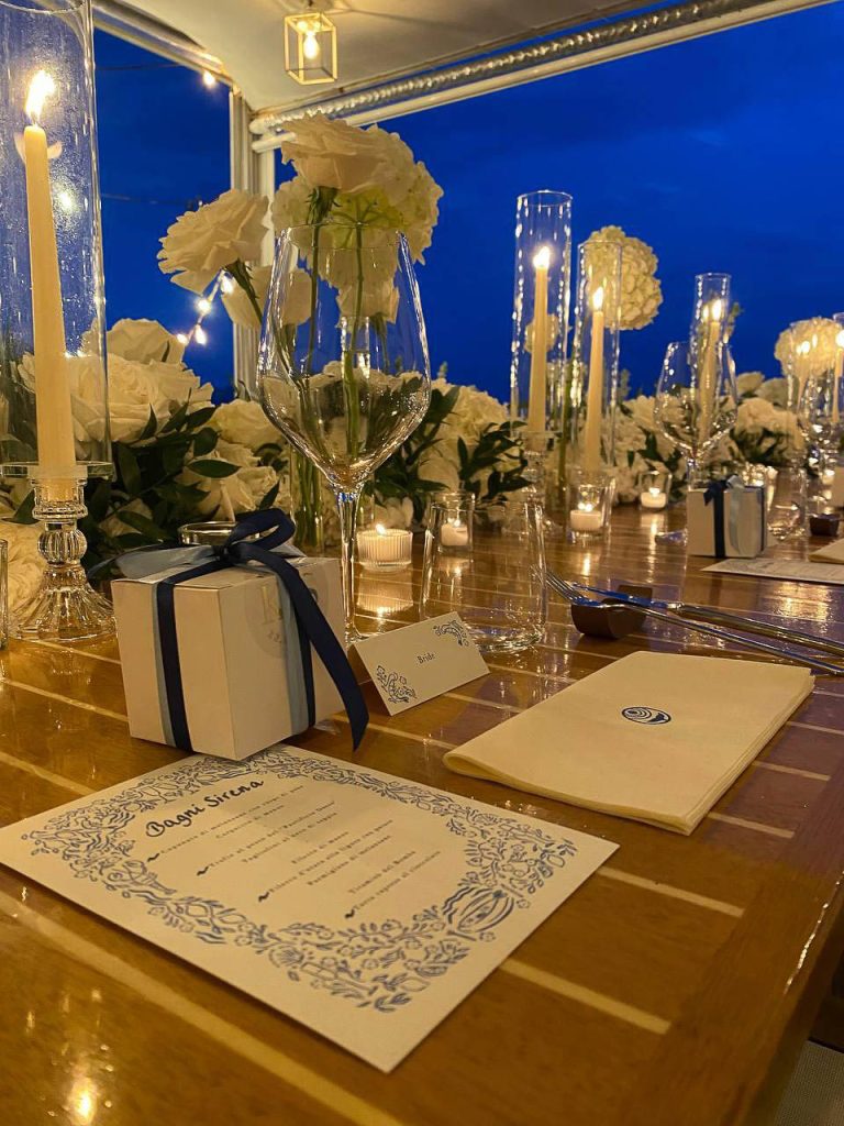 Bagni Sirena - Allestimento tavoli in veranda per matrimonio